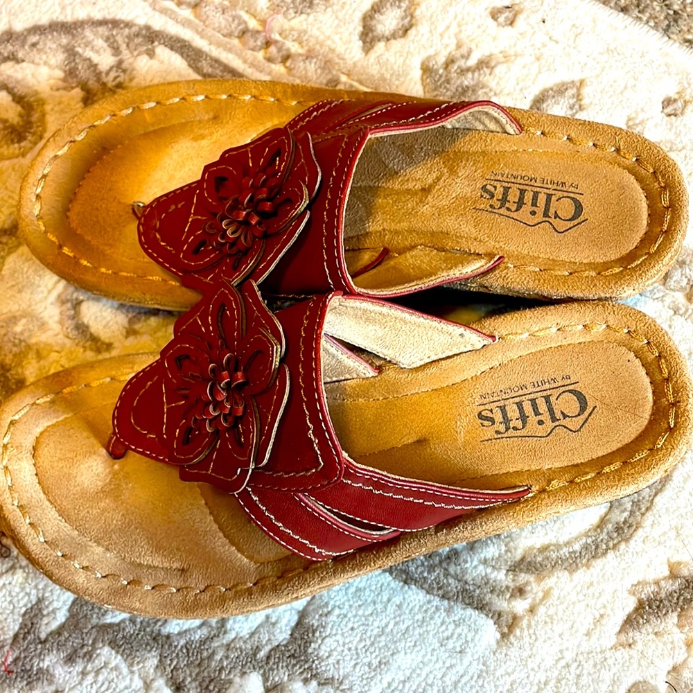 Cliffs sandal with carnation flower